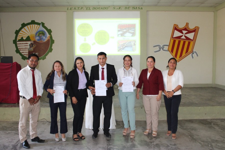 Ceremonia de entrega de reconocimientos a alumnos del IESTP El Dorado